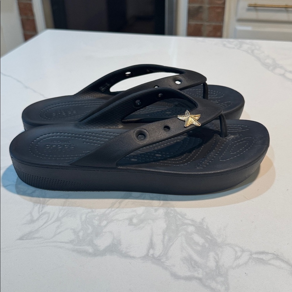 Crocs platform Black Flip Flops with Starfish Charm - Picture 2 of 3